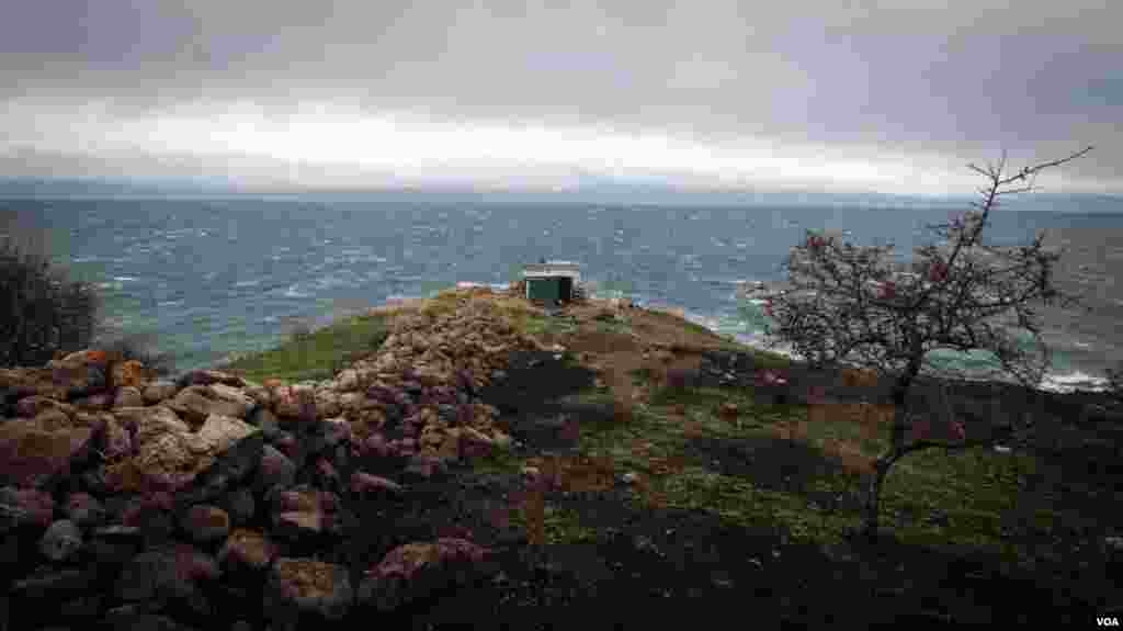 A vantage point has been set up to keep watch for the boats of refugees crossing from Turkey to Greece, which just a few kilometers away. (J. Owens / VOA)