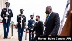 Menteri Pertahanan Lloyd Austin berjalan dengan Presiden Ukraina Volodymyr Zelenskyy setibanya di Pentagon, Selasa, 31 Agustus 2021, di Washington. (Foto: AP/Manuel Balce Ceneta)