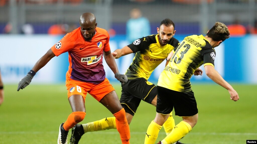 Mickael Pote d’ Apoel Nicosie passe entre Raphael Guerreiro et son co-équipier de Borussia Dortmund lors d’un match de la Ligue des champions au Signal Iduna Park, Dortmund, Allemagne, 1er novembre 2017.