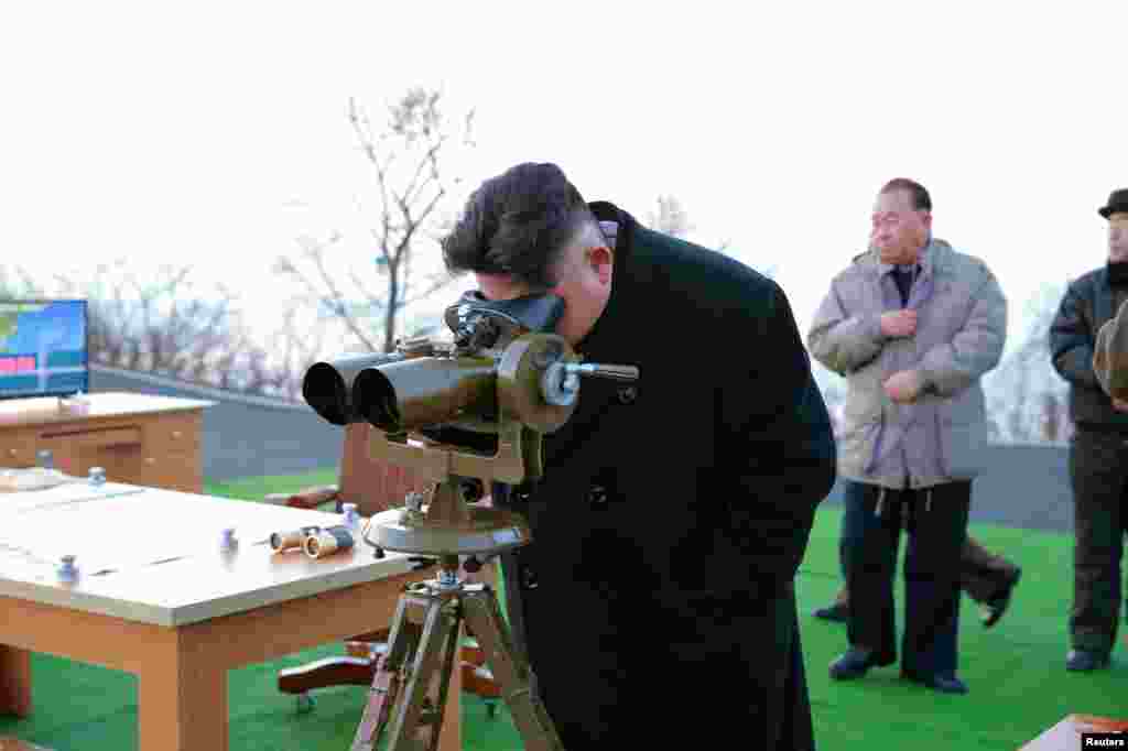 북한 김정은 국무위원장이 탄도미사일 발사장면을 지켜보고 있다.