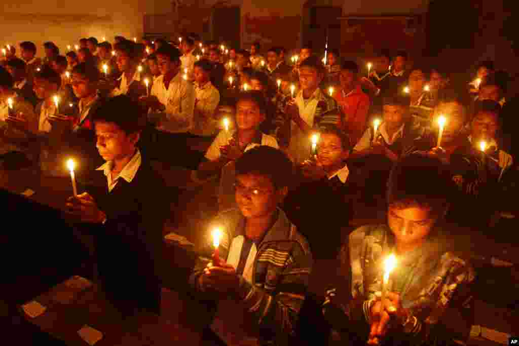Indian students light candles to pay tribute to Ravi Shankar at the Bengali Tola Inter College where Shankar had studied in Varanasi, India, December 12, 2012.