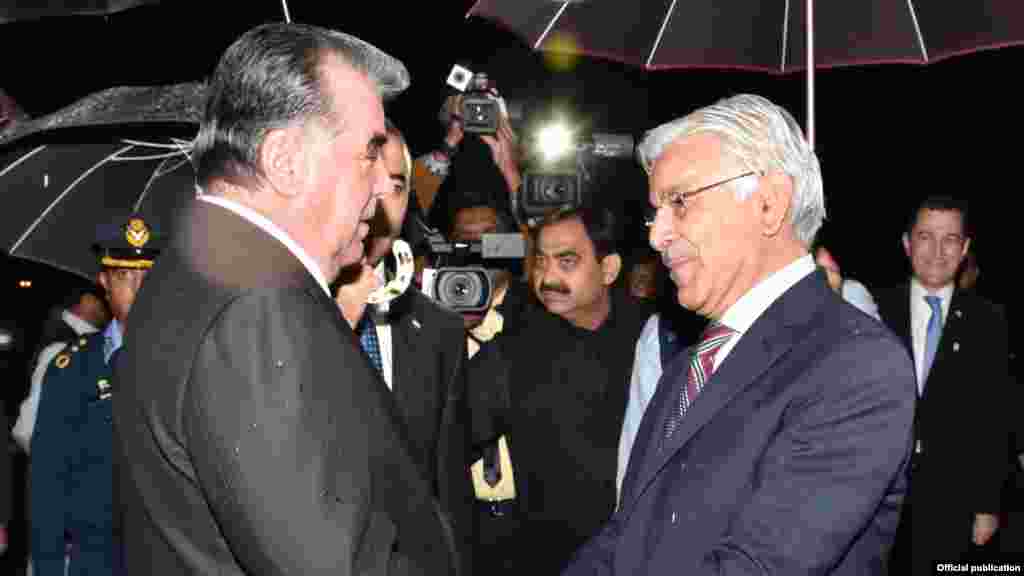 تاجکستان کے صدر امام علی رحمان اجلاس میں شرکت کے لیے اسلام آباد پہنچے۔