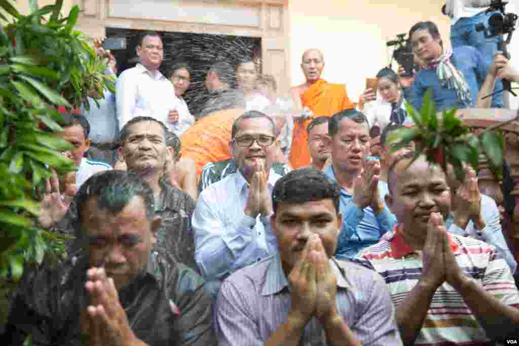Activists and members of the opposition party that were pardoned by the King receive blessing by monks in Wat Chas on 28th August, 2018 2018 in Phnom Penh, Cambodia. (Tum Malis/VOA Khmer)