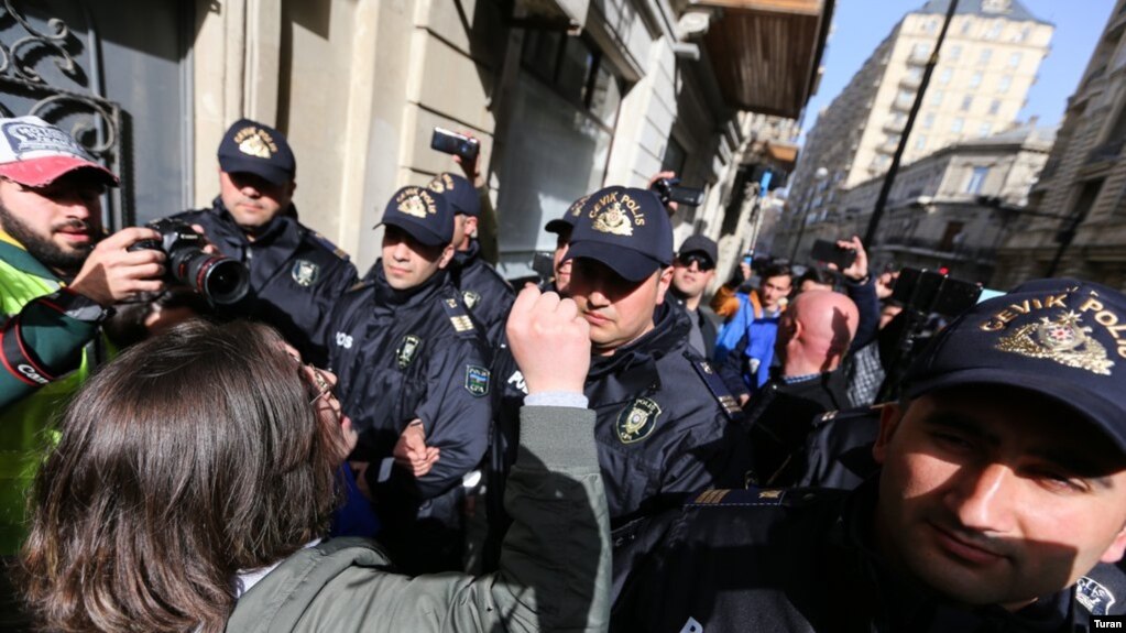 “Sərhədsiz Reportyorlar” feministlərin aksiyası zamanı jurnalistlərə qarşı zorakılığı pisləyib
