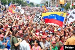 Miles de partidarios del régimen venezolano acudieron en Caracas al cierre de la campaña por la Asamblea Nacional Constituyente. Julio 27 de 2017. Foto: @presidencialve