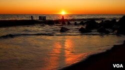 The sun rises over the Atlantic Ocean at Cape Henlopen State Park in Delaware, USA on Jan. 1, 2020. (Hai Do/VOA)