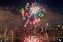 지난해 독립기념일인 7월 4일, 뉴욕주 뉴욕시 하늘 위로 불꽃이 하늘을 수놓고 있다.