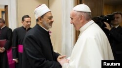 Le grand imam de l'influente institution sunnite Al-Azhar, Ahmad Al-Tayeb, rencontre le pape François au Vatican, Rome, 7 novembre 2017.