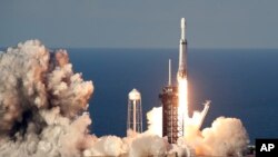  Un cohete SpaceX Falcon Heavy llevando un satélite de comunicaciones despega de la plataforma 39A del Centro Espacial Kennedy en Cabo Cañaveral, Florida, el jueves, 11 de abril de 2019.