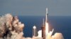 Roket SpaceX Falcon Heavy sebagai ilustrasi. Komisi Eropa pada Selasa (15/2) menetapkan rencana pembangunan komunikasi satelit senilai 6 miliar euro atau setara dengan Rp97,4 triliun. (Foto: AP)