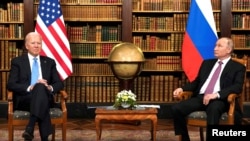 Президент США Джо Байден и президент РФ Владимир Путин на протокольной съемке для прессы перед началом саммита. Женева, 16 июня 2021.