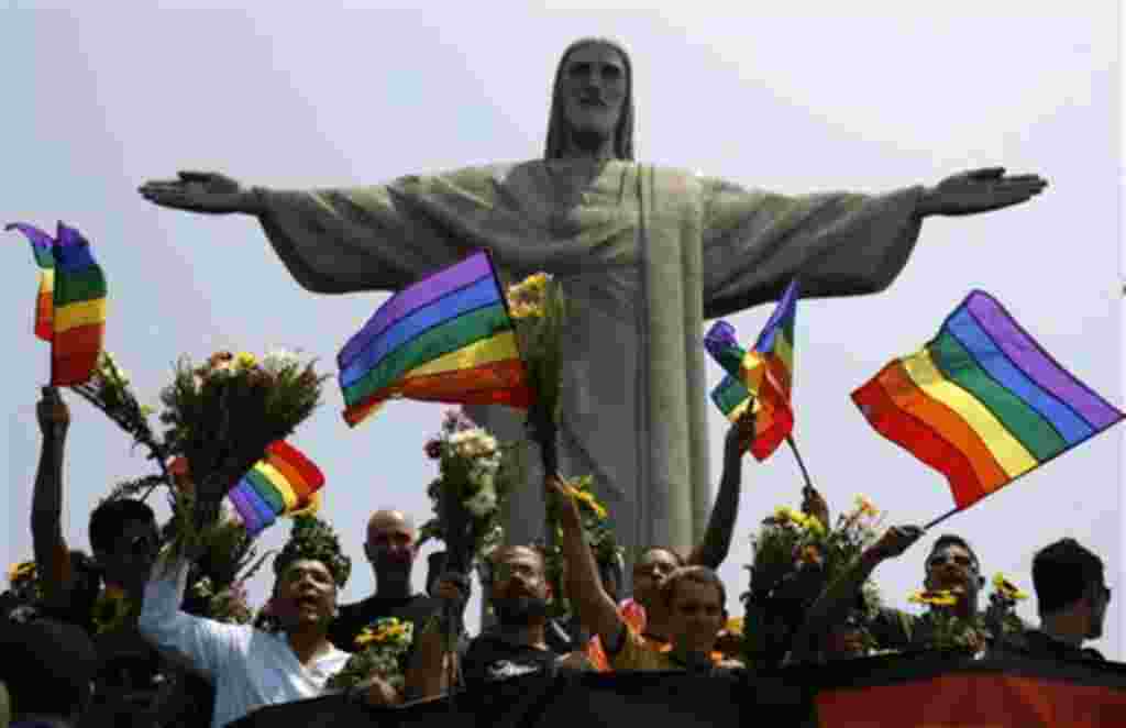 Activistas por los homosexuales protestas contra la homofobia.