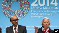 ຫົວໜ້າອົງການ IMF ທ່ານນາງ Christine Lagarde ນັ່ງຢູ່ຄຽງຂ້າງປະທານອົງການ IMFC ກໍຄືລັດຖະມົນຕີ ການເງິນສິງກະໂປ ທ່ານ Tharman Shanmugaratnam ໃນກອງປະຊຸມໃຫ້ສຳພາດຂ່າວ ຫລັງກອງປະຊຸມຮ່ວມ ຂອງທະນາຄານໂລກ ກັບ IMF ທີ່ວໍຊິງຕັນ, ວັນທີ 12 ເມສາ 2014.