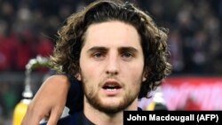 Adrien Rabiot chante l'hymne national avant le match amical entre l'Allemagne et la France à Cologne le 14 novembre 2017.