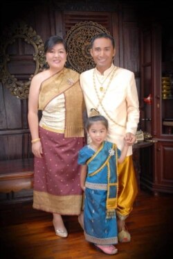 ທ່ານ ສຸກຈັນເພັງ ກັບພັນລະຍາ ແລະລູກສາວໃສ່ຊຸດປະເພນີລາວຖ່າຍຮູບຢູ່ນະຄອນຫລວງວຽງຈັນ