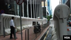 香港警方在預定的示威區設置多個兩米高的大型水馬陣，預計胡錦濤很難見到示威者