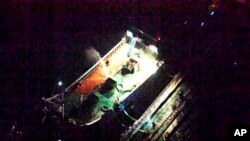 日本外务省公布的2018年5月19号的照片显示在东中国海一艘不明身份的轮船和一艘朝鲜油轮