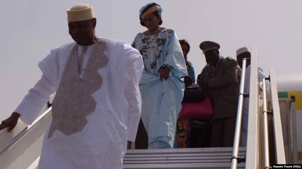 Amadou Toumani Touré à son arrivée à Bamako, le 24 décembre 2017. (VOA/Kassim Traoré)