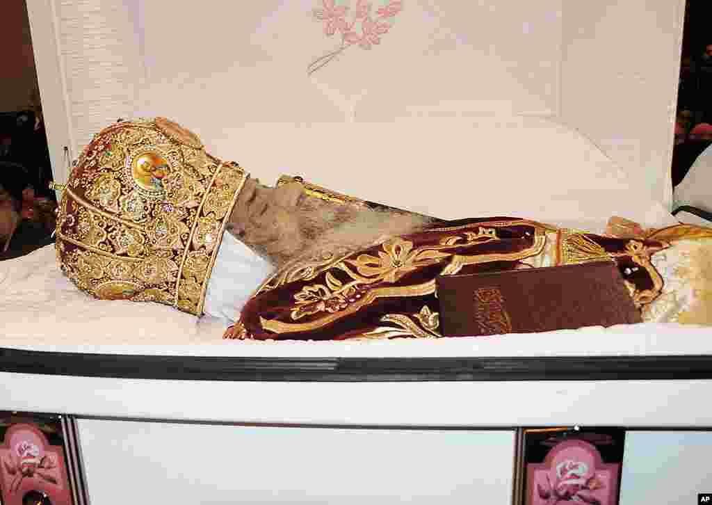 The body of Pope Shenouda lies in a casket at the Coptic Orthodox cathedral during his funeral in Cairo. (AP) 