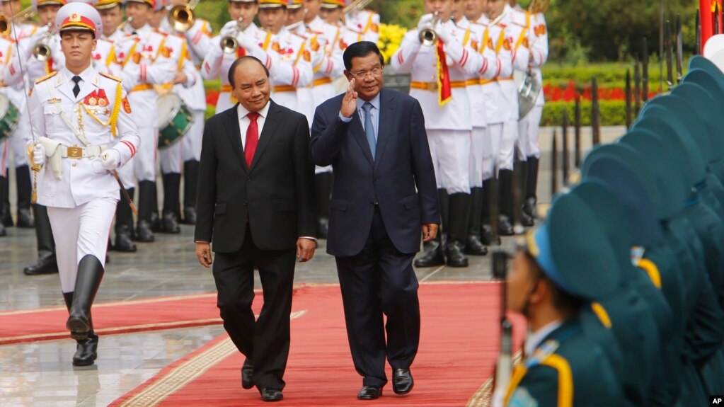 Thủ tướng Campuchia Hun Sen (bên phải), và Thủ tướng Việt Nam Nguyễn Xuân Phúc. Phe đối lập cáo buộc rằng chính phủ của ông Hun Sen là con rối của Việt Nam.