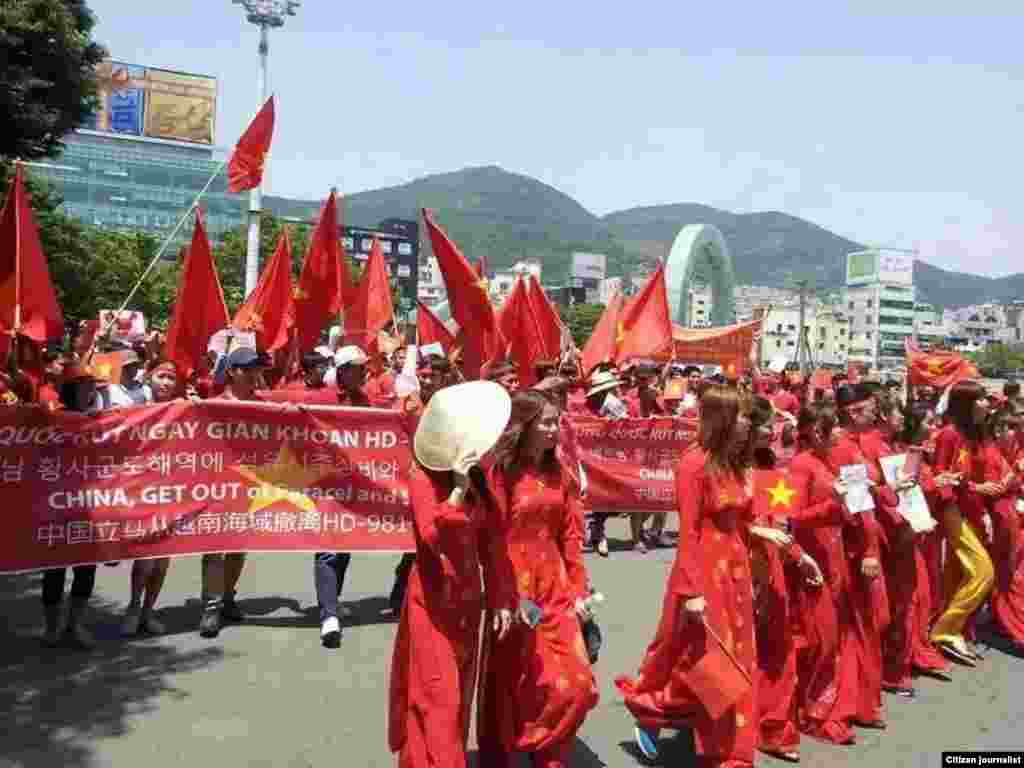 Demonstrasi anti-China di depan di depan Kedutaan Besar China di Busan, Korea Selatan.