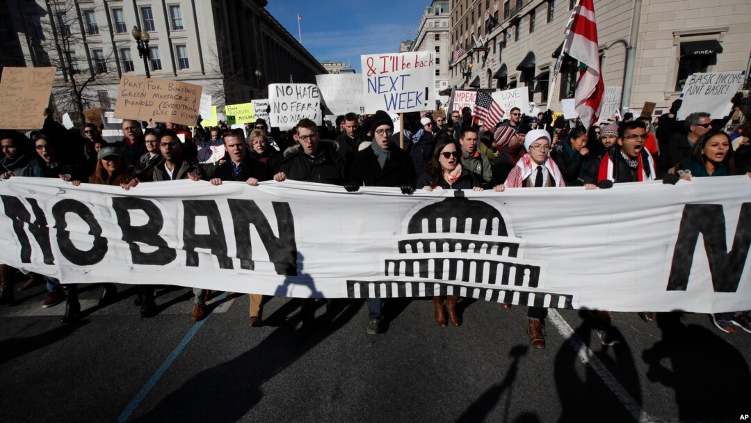 El decreto de Trump provocó una confusión interminable para muchos extranjeros que intentaban llegar a Estados Unidos, desató manifestaciones en todo el país y fue desafiado con múltiples iniciativas jurídicas.