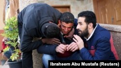 Seorang kerabat remaja Palestina Hassan Shalabi bereaksi saat tubuhnya dibawa ke rumah sakit di selatan Jalur Gaza 8 Februari 2019. (Foto: REUTERS/Ibraheem Abu Mustafa)