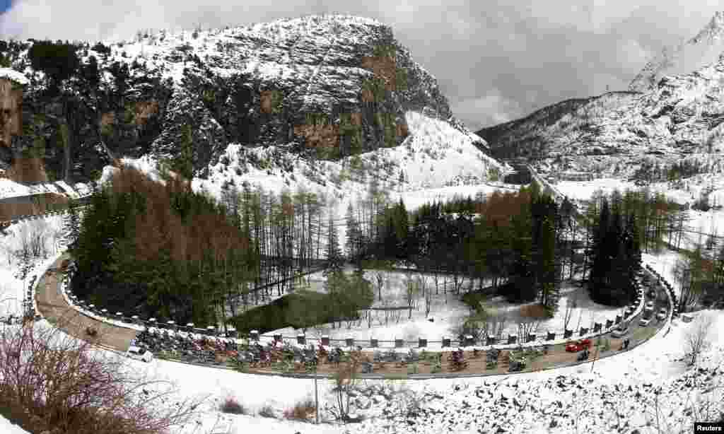 The peloton climbs during the 146 km-(91 miles) 15th stage of the Giro d&#39;Italia, from Cesana to Col du Galibier, France, May 19, 2013. Italy&#39;s Giovanni Visconti won the stage while his compatriot Vincenzo Nibali retained the leader&#39;s pink jersey. 