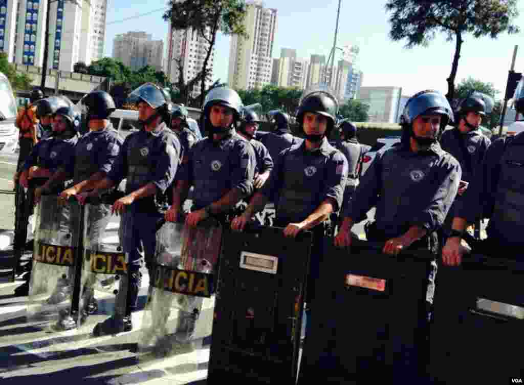 Polícia de choque nos protestos dos sem-abrigo e sindicatos nas ruas de São Paulo, na estação de Metro Carrão, Brasil Junho 12, 2014 