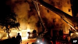 Nhân viên cứu hỏa Bangladesh đã cố gắng trong nhiều giờ đồng hồ để dập đám cháy tại xưởng may, 24/11/12