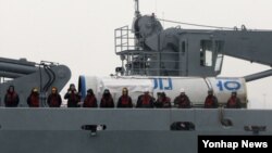 14일 서해에서 인양된 북한 로켓 은하3호 잔해. 한국 해군2함대사령부로 이송되는 과정.