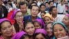 លោក​នាយករដ្ឋមន្រ្តី​ហ៊ុន សែន ចុះ​ជួប​កម្មកររោងចក្រ កាល​ពី​ថ្ងៃ​ពុធ ទី៣០ ខែ​កក្កដា ឆ្នាំ​២០១៧។ (រូបថត​ពី​ហ្វេសប៊ុក Samdech Hun Sen, Cambodian Prime Minister)