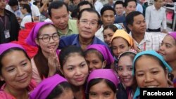 លោក​នាយករដ្ឋមន្រ្តី​ហ៊ុន សែន ចុះ​ជួប​កម្មកររោងចក្រ កាល​ពី​ថ្ងៃ​ពុធ ទី៣០ ខែ​កក្កដា ឆ្នាំ​២០១៧។ (រូបថត​ពី​ហ្វេសប៊ុក Samdech Hun Sen, Cambodian Prime Minister)