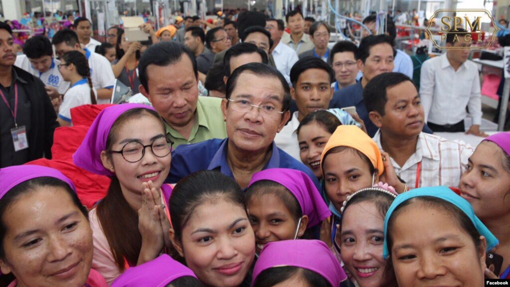 រូបឯកសារ៖ លោកនាយករដ្ឋមន្រ្តីហ៊ុន សែន ចុះជួបកម្មកររោងចក្រ កាលពីថ្ងៃពុធ ទី៣០ ខែកក្កដា ឆ្នាំ២០១៧។ (រូបថតពីហ្វេសប៊ុក Samdech Hun Sen, Cambodian Prime Minister)