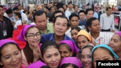 រូបឯកសារ៖ លោក​នាយករដ្ឋមន្រ្តី​ហ៊ុន សែន ចុះ​ជួប​កម្មកររោងចក្រ កាល​ពី​ថ្ងៃ​ពុធ ទី៣០ ខែ​កក្កដា ឆ្នាំ​២០១៧។ (រូបថត​ពី​ហ្វេសប៊ុក Samdech Hun Sen, Cambodian Prime Minister)
