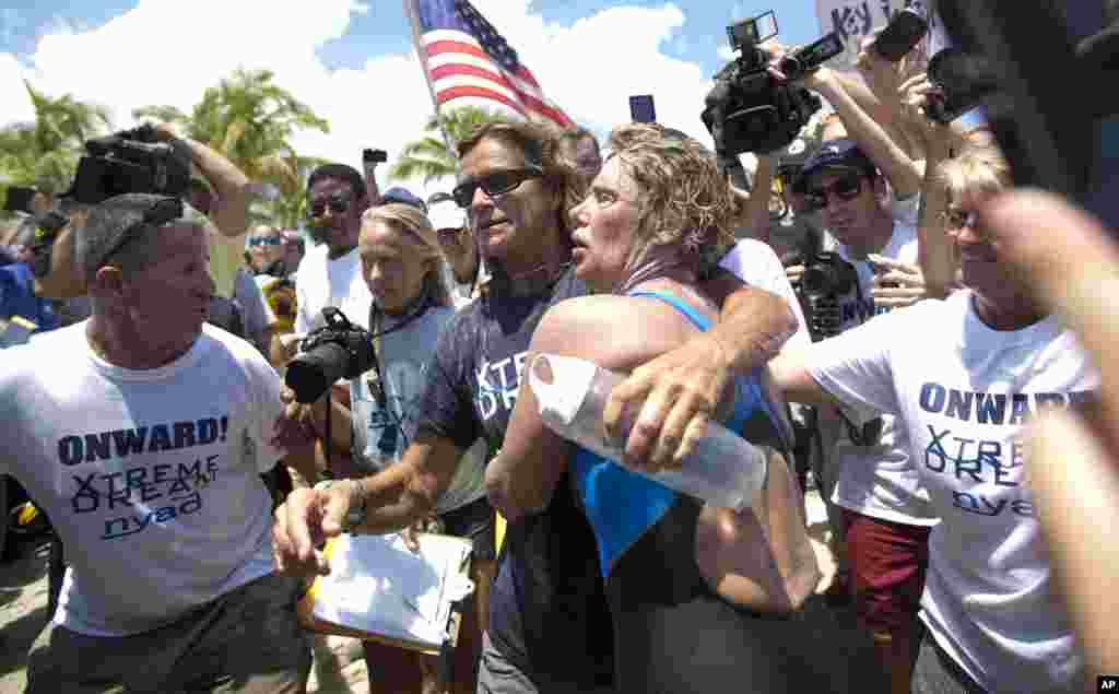 Vận động viên bơi đường trường Diana Nyad (phải) ôm huấn luyện viên Bonnie Stoll của bà sau khi bước lên bờ ở Key West, bang Florida, ngày 2 tháng 9, 2013.