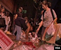 Janet, pengelola 'Dumpster Diving,' mencari makanan yang masih bisa diselamatkan dari tumpukan sampah.