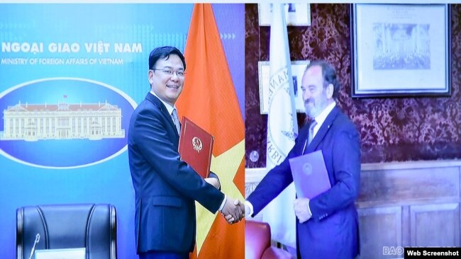 Thứ trưởng Bộ Ngoại giao Việt Nam Phạm Quang Hiệu và ông Hugo Siblesz, đại diện PCA, ngày 27/10/2021. Photo Bao Quoc Te.