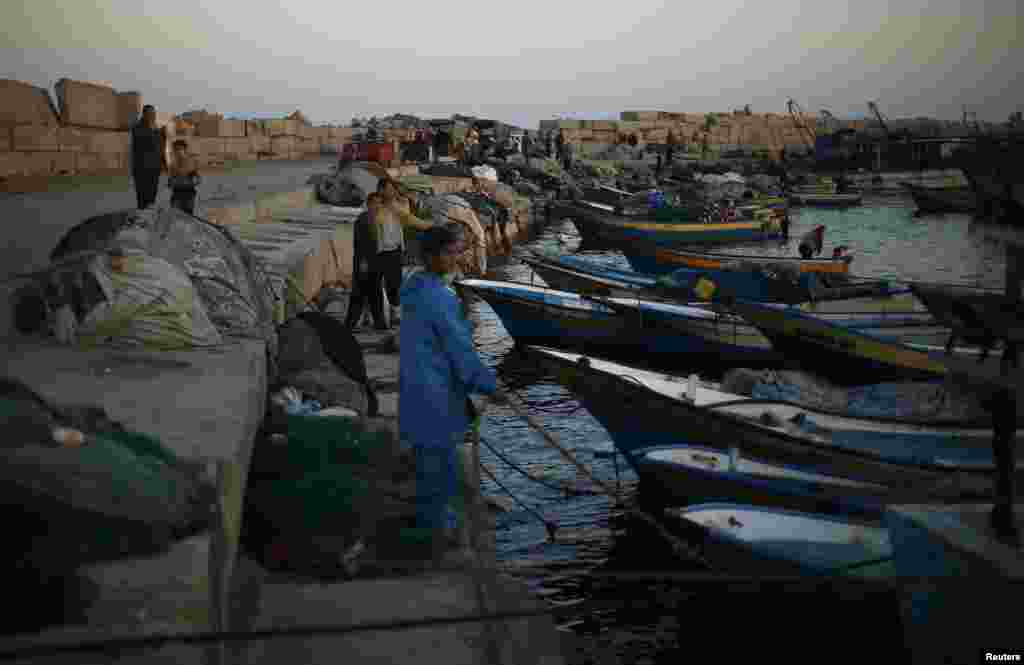غزہ شہر میں مچھلی فروش سمندر سے پکڑی جانے والی مچھلیاں فروخت کررہے ہیں.