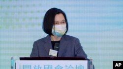 Presiden Taiwan Tsai Ing-wen menyampaikan pidatonya dalam pembukaan Forum Parlemen Terbuka 2021 di Taipei, Taiwan, pada 2 Desember 2021. (Foto: AP/Chiang Ying-ying)