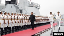 시진핑 중국 국가주석이 23일 중국 해군 창설 70주년을 맞아 산동 성 칭다오에서 열린 대규모 관함식에서 의장대를 사열하고 있다. 