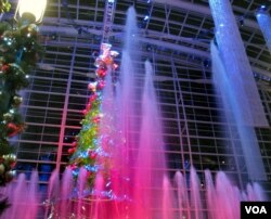 The fountain show at the Gaylord National Resort, 2010 (Creative commons photo: Beechwood Photography)