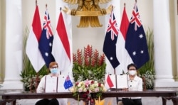 Menlu Australia Marise Payne dan Menlu RI Retno Marsudi (kanan) seusai penandatanganan nota kesepakatan (MOU) pakta pertahanan di kantor Kemenlu RI di Jakarta, 9 September 2021. (Kemlu RI)