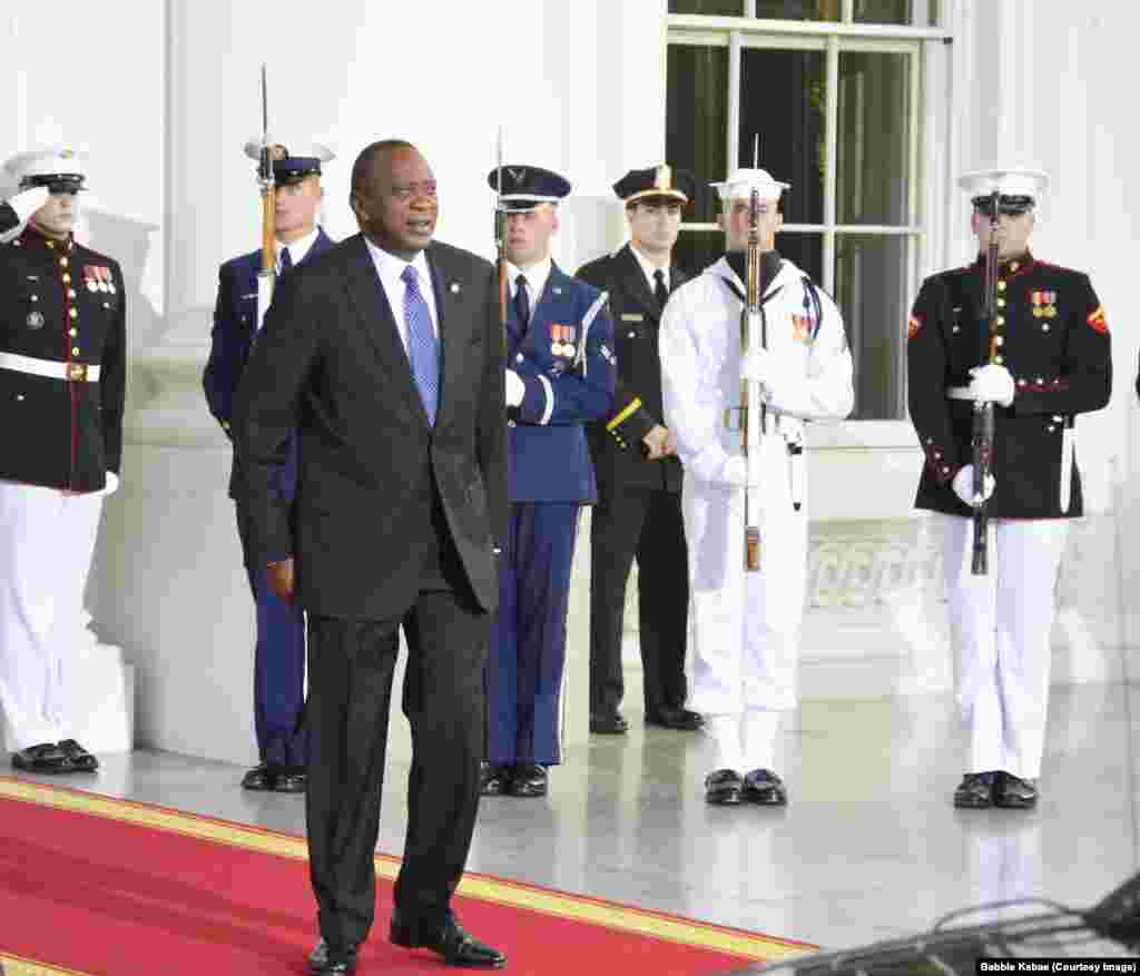 Rais Uhuru Kenyatta akiwasili White House kwa dhifa iliyoandaliwa na Rais Obama