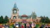 Perayaan pembukaan kembali Taman hiburan Disneyland di Shanghai, China, 11 Mei 2020. (AP Photo/Sam McNeil)