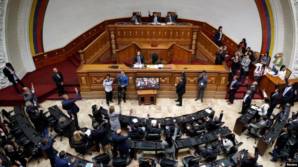 Diputados votan durante una sesión de la Asamblea Nacional en Caracas, Venezuela, 15 de enero de 2019. 