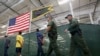 Un grupo de 10 migrantes cruzó el lunes la frontera para solicitar asilo en EE.UU. y ahora tendrán que esperar en Nuevo Laredo, México mientras sus peticiones son procesadas.