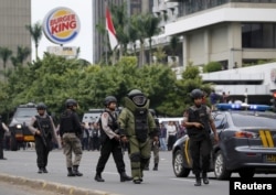 Polisi penjinak bom dari Gegana berjalan di lokasi ledakan bom di kawasan Thamrin, Jakarta yang menewaskan enam orang pada 14 Januari 2016, di Jakarta. (Foto:Reuters)