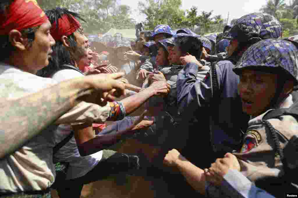 Police clash with student protesters in Letpadan, Myanmar, March 10, 2015.