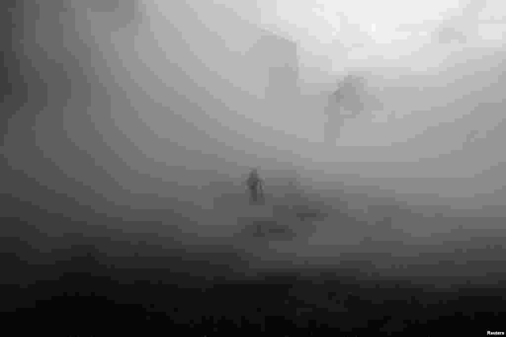 Seorang anak berjalan melewati kabut buatan, &#39;London Fog (2017)&#39; karya seniman Japang Fujiko Nakaya di galeri seni Tate Modern di London, Inggris.